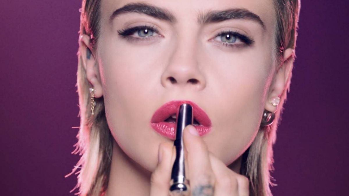 كارا دولوفين: الوجه الإعلاني لأحمر الشفاه DIOR ADDICT من Dior