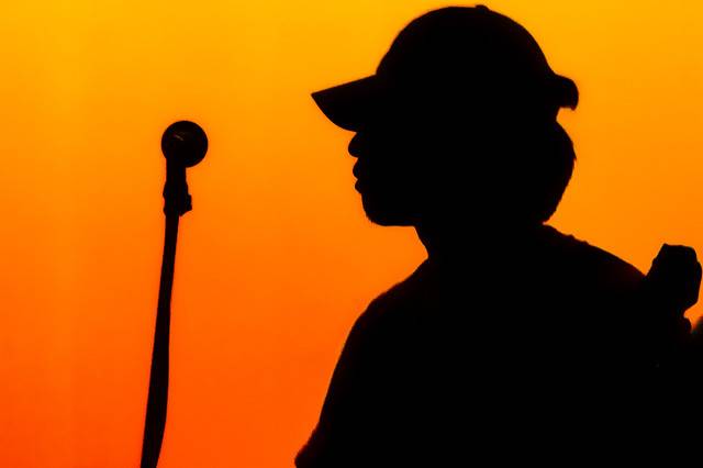 فيديو - سجن فنان عربي بسبب إهانته ضابط شرطة... ساعتي أغلى من راتبك