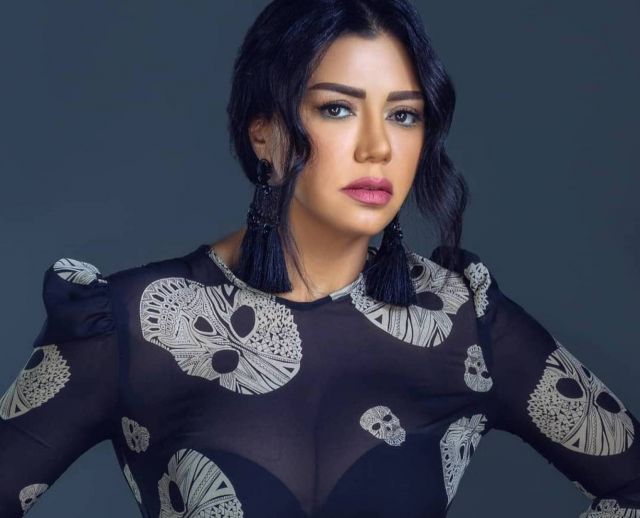 بالفيديو - رانيا يوسف تثير الجدل برقصها ودعمها لمطربي المهرجان