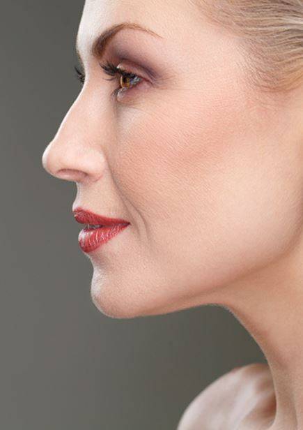 خطوات فعالة للعناية بالشفتين بعد الخمسين