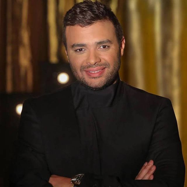 بالفيديو - هجوم على رامي صبري بسبب أغنية لعمرو دياب