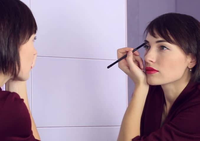 تعلمي طريقة استخدام الثوم لتكثيف الحواجب