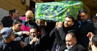 نجم مصري يخسر والده وغياب النجوم عن الدفن