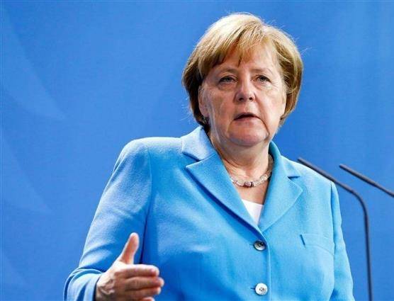 بالفيديو – وزير يرفض مصافحة أنجيلا ميركل خوفاً من كورونا