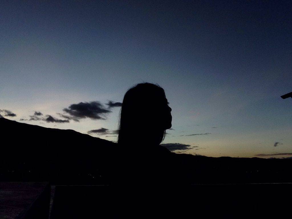 بالفيديو – شهيرة خليجية تتعرض لسرقة حقيبتها باهظة الثمن وتتهم 