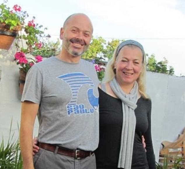 بالفيديو -  في سابقة غريبة عزفت على الكمان أثناء خضوعها لعملية في الدماغ