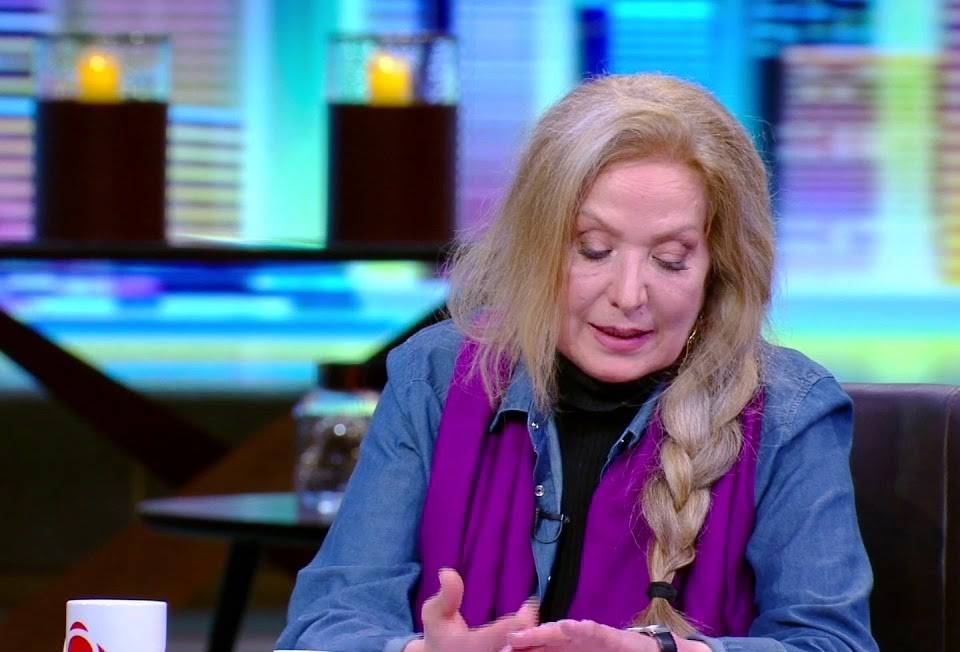 بالفيديو - رغدة تبكي وتضع ساعة أحمد زكي.. وهكذا علقت على بيع مقتنياته