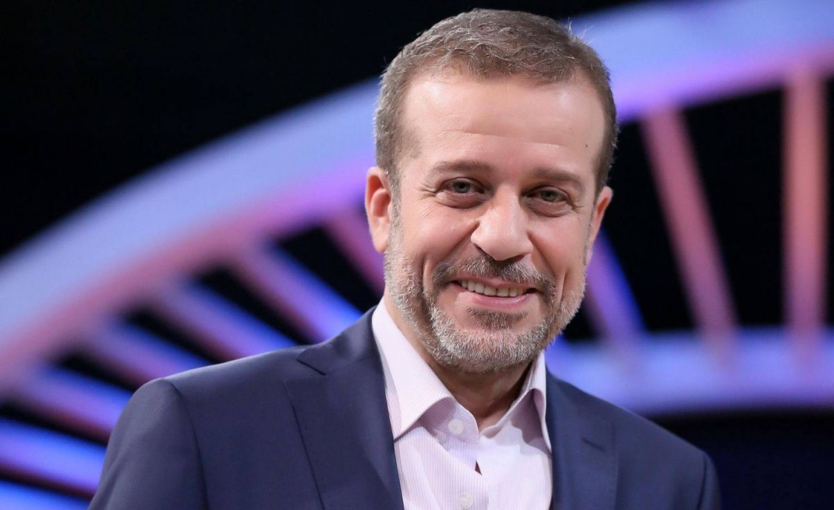 بعد حديثها عن الانتحار.. شريف منير يدعم منى فاروق بقرار جريء