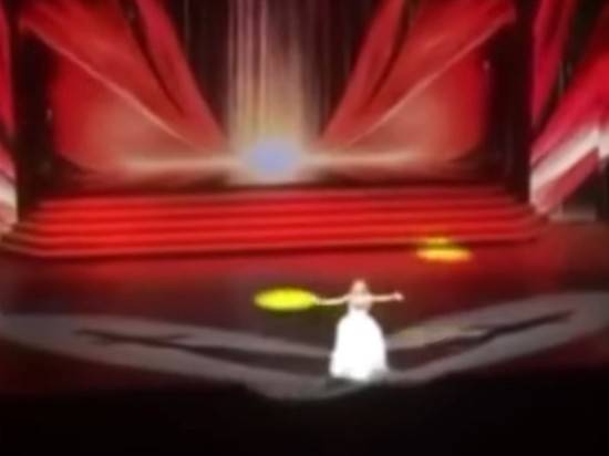 بالفيديو - نجمة تسقط على المسرح... تكسر قدمها وتكمل الغناء