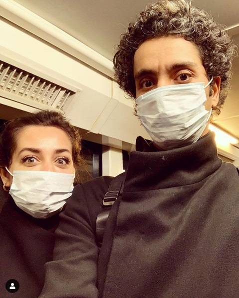 هبة مجدي ومحمد محسن بالكمامة خوفاً من 