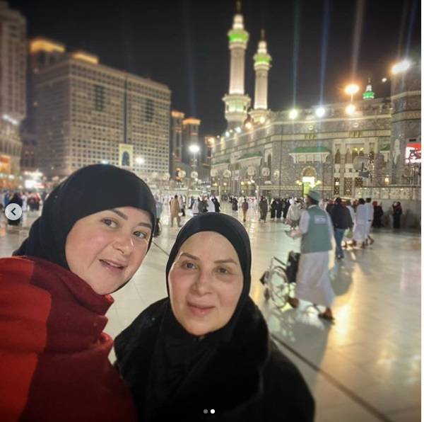 بوسي وابنتها مي بالحجاب لاتمام مناسك العمرة