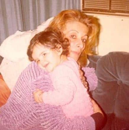 دنيا عبد العزيز طفلة في أحضان والدتها