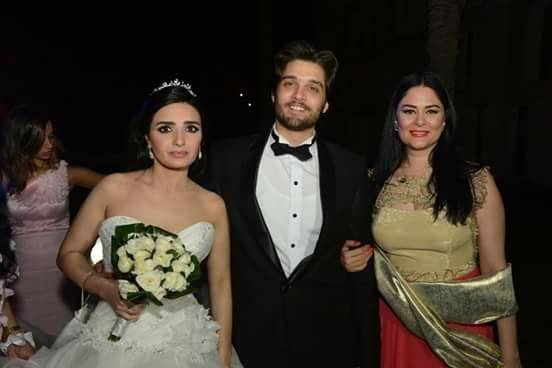 عمر خورشيد مع زوجته ياسمين الجيلاني ووالدته علا رامي