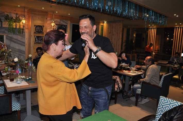 بالصور - في غياب روجينا.. أشرف زكي يفتتح مطعمه بمشاركة فنان شاب