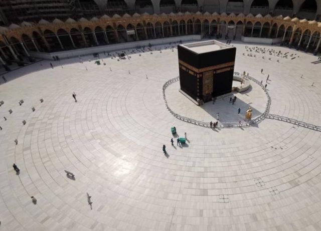 بالفيديو – إليكم حقيقة إغلاق صحن الطواف للمرة الأولى في تاريخه