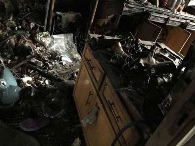 آثار الحريق وقد دمرت مطبخ الشيف مها الشافعي
