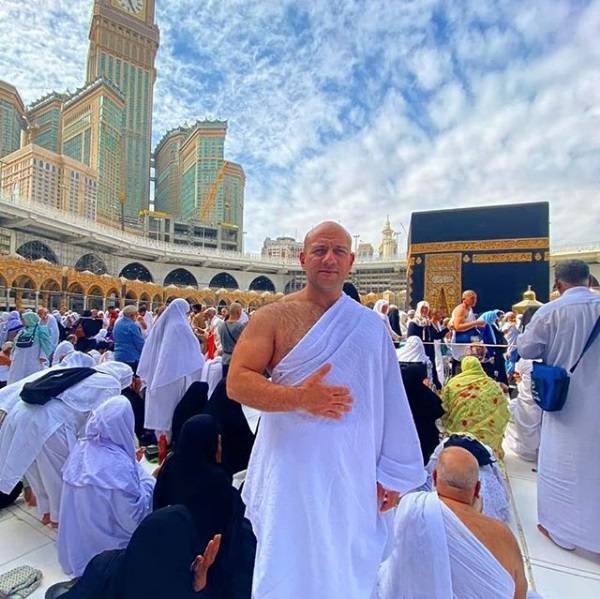 بالفيديو - أحمد مكي وسط أسراب الحمام في العمرة