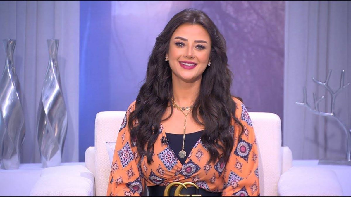 رضوى الشربيني ترفع شعاراً طريفاً