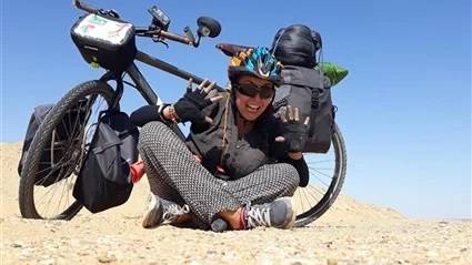 سافرت من مصر إلى السعودية بالدراجة.. قصة الرحالة التونسية سارة حابة
