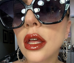 بالصور  - فنانة تستلقي في الماء المثلج في الاستحمام