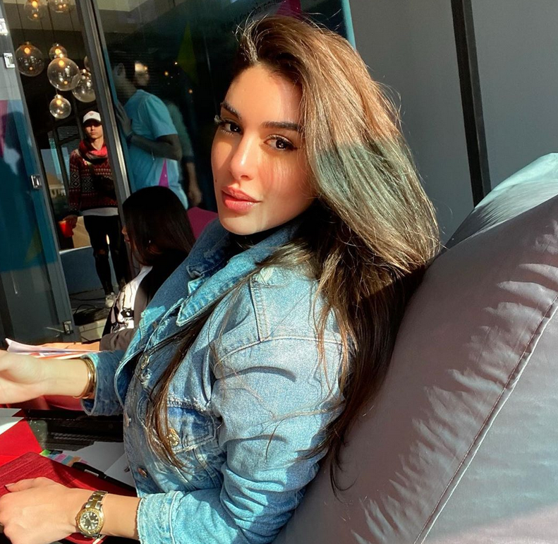 بالصورة -  ياسمين صبري تظهر جمال قوامها بسروال الجينز الضيق