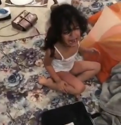 أم تعذب طفلتها في الإمارات وموجة الغضب كبيرة جداً