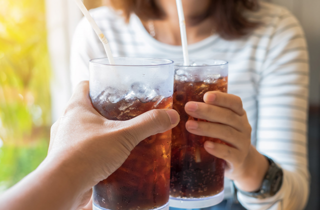 هل تساعد المشروبات الغازية الخالية من السكر على خسارة الوزن فعلاً؟
