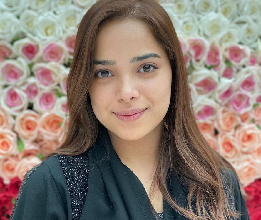 بالفيديو -  مشاعل الشحي بشعر باللون الزهري وتلقب نفسها بالأميرة