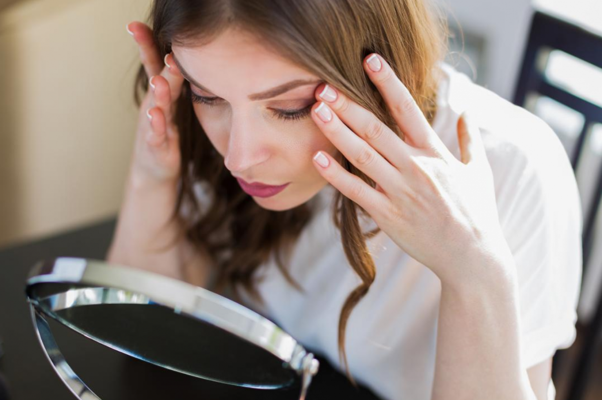 اختبري مفعول وصفة الشاي واللبن لإخفاء خطوط العينين