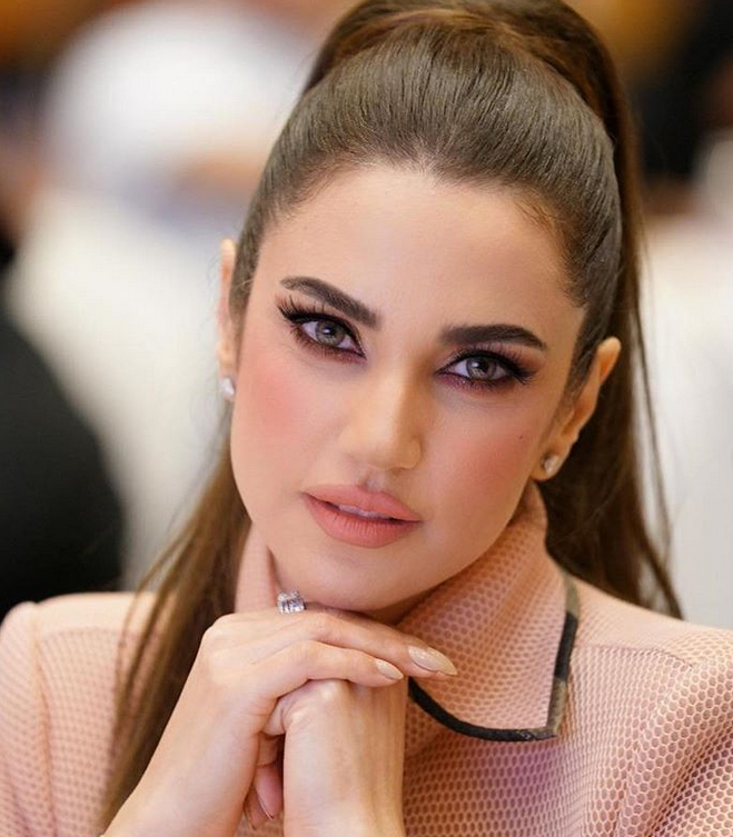 بالفيديو - بعد العمرة انتقادات لدرة بسبب ملابس الكيك بوكسينغ