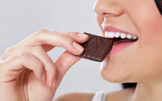 هل يساعد تناول الشوكولا الداكن على خسارة الوزن؟