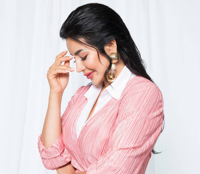 بالفيديو -  عامل يصر على تغيير لون سيارة لجين عمران ورد فعلها غير متوقع