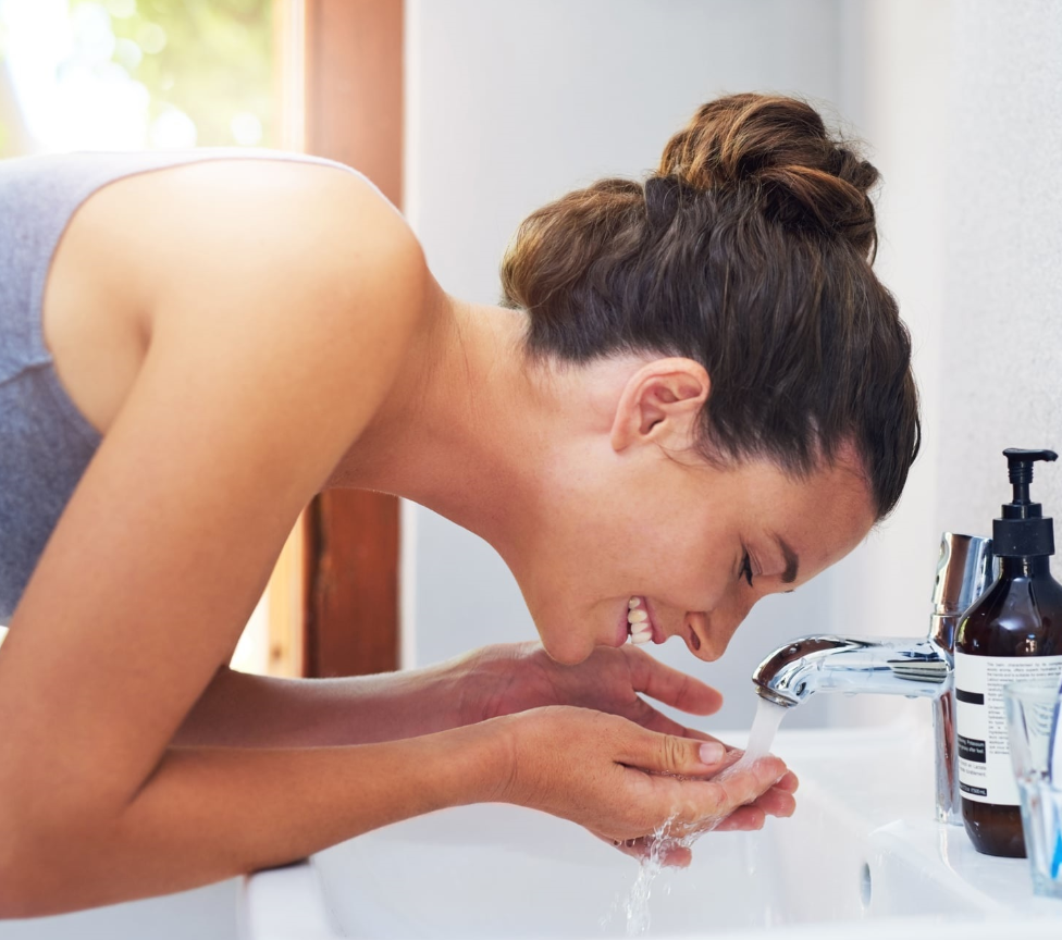 هذه هي الطريقة الصحيحة لغسل الوجه في المساء