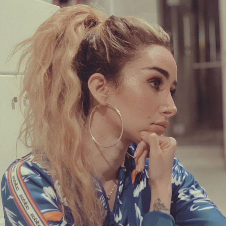 بالصورة -  جمال هنا الزاهد من دون مكياج وبشعر غير مسرّح يدهش المتابعين