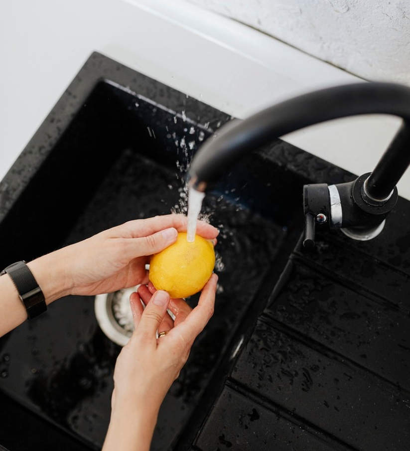 إليك النتائج الصحية الخطرة لعدم غسل الليمون قبل عصره