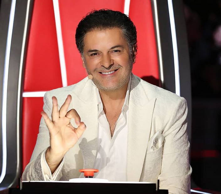 بالفيديو – راغب علامة يلقي التحية على هذا الممثل بقدمه خوفاً من كورونا