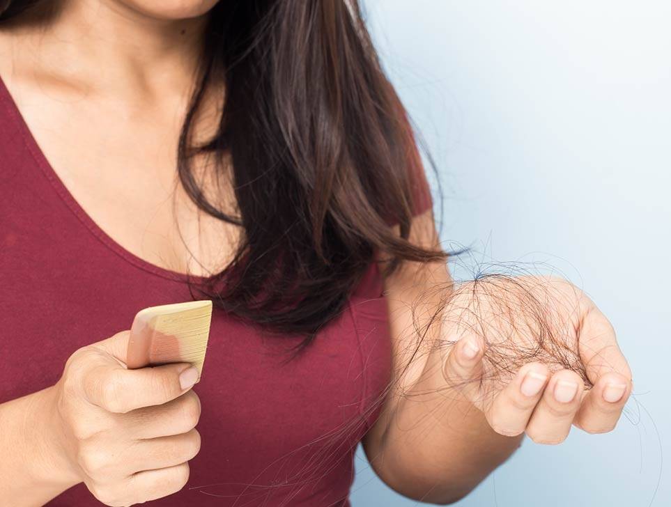 إعرفي أخيراً سبب تساقط شعرك في الفصل الانتقالي