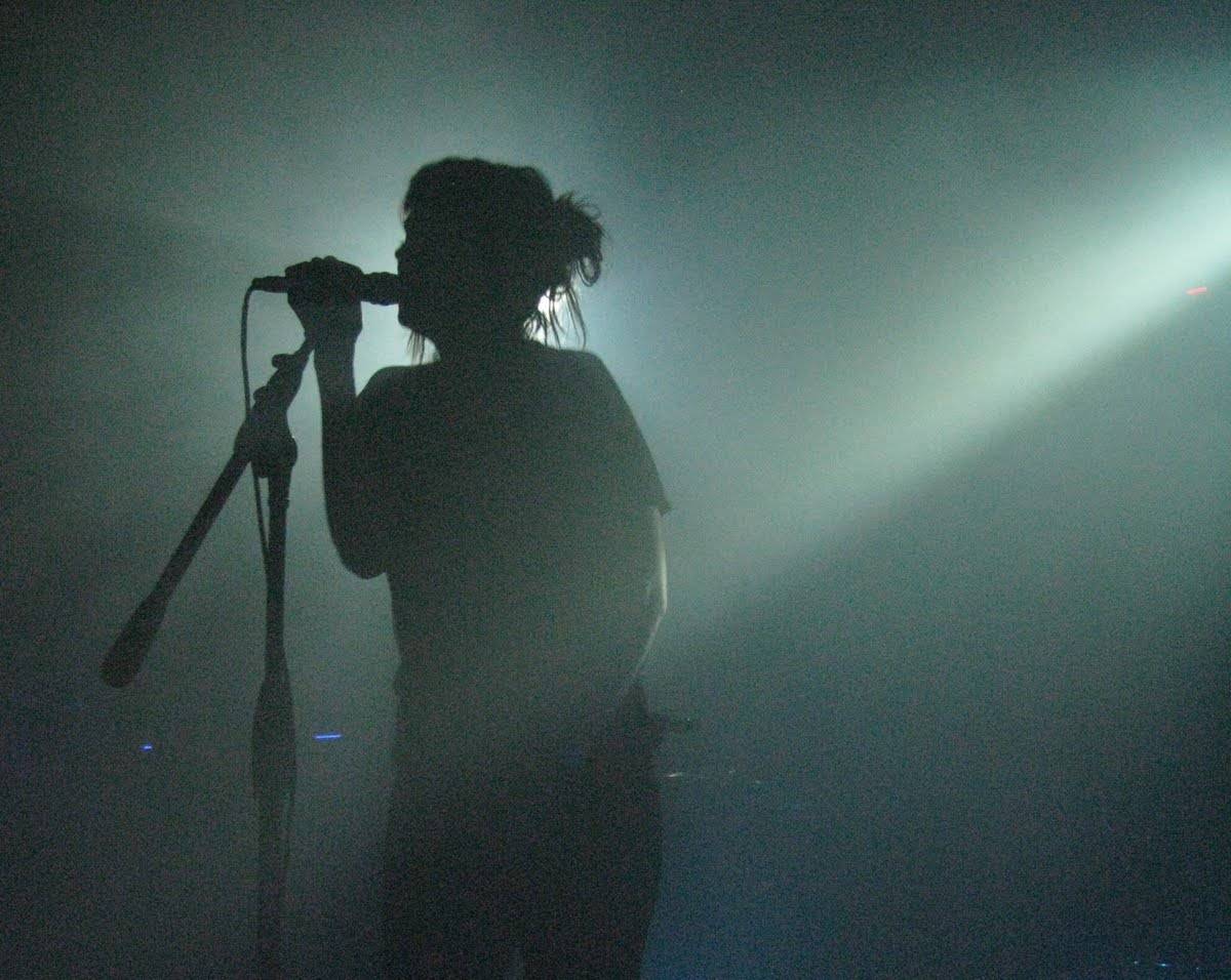 بالفيديو – فنانة خليجية تكشف تعرضها للتنمر العنصري بسبب سمرة بشرتها