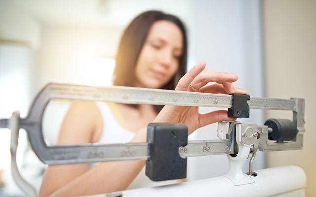 لهذا السبب يكتسب بعض الأشخاص الوزن وان كانوا يتناولون القليل من الطعام