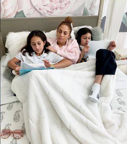 بالصور - هكذا احتفلت جينيفر لوبيز وحبيبها بميلاد توأمها