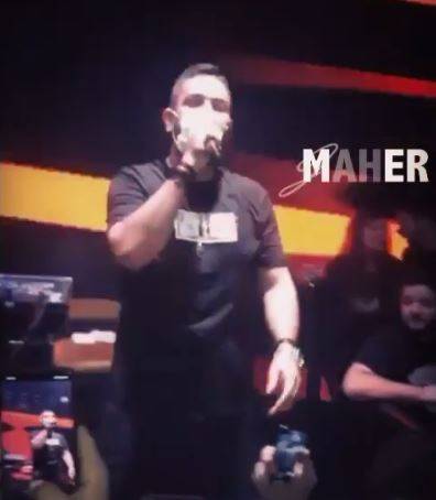 بالفيديو - فنان لبناني يثير ضجة بغنائه بالكمامة خوفاً من كورونا