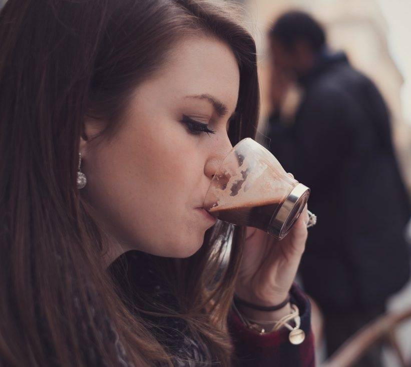 هل تبالغين في شرب القهوة؟ هذا الحل الطبيعي يساعدك