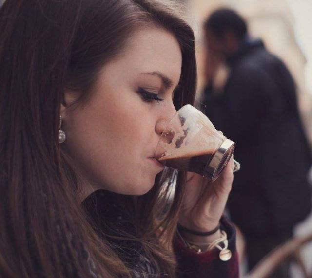 هل تبالغين في شرب القهوة؟ هذا الحل الطبيعي يساعدك