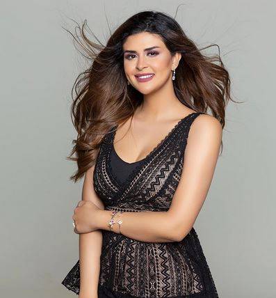 بالفيديو - سلمى رشيد تستعرض لون شعرها الجديد بالرقص