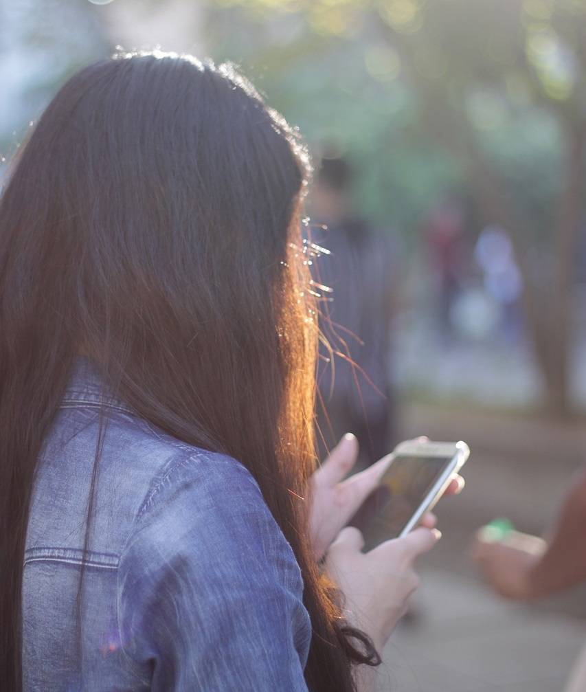 بالصورة  - نجمة خليجية تبرر ظهورها مع صديقها بروب الاستحمام