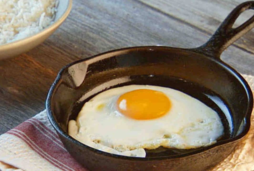 تعلمي كيفية تحضير بيض مقلي شهي من دون زيت