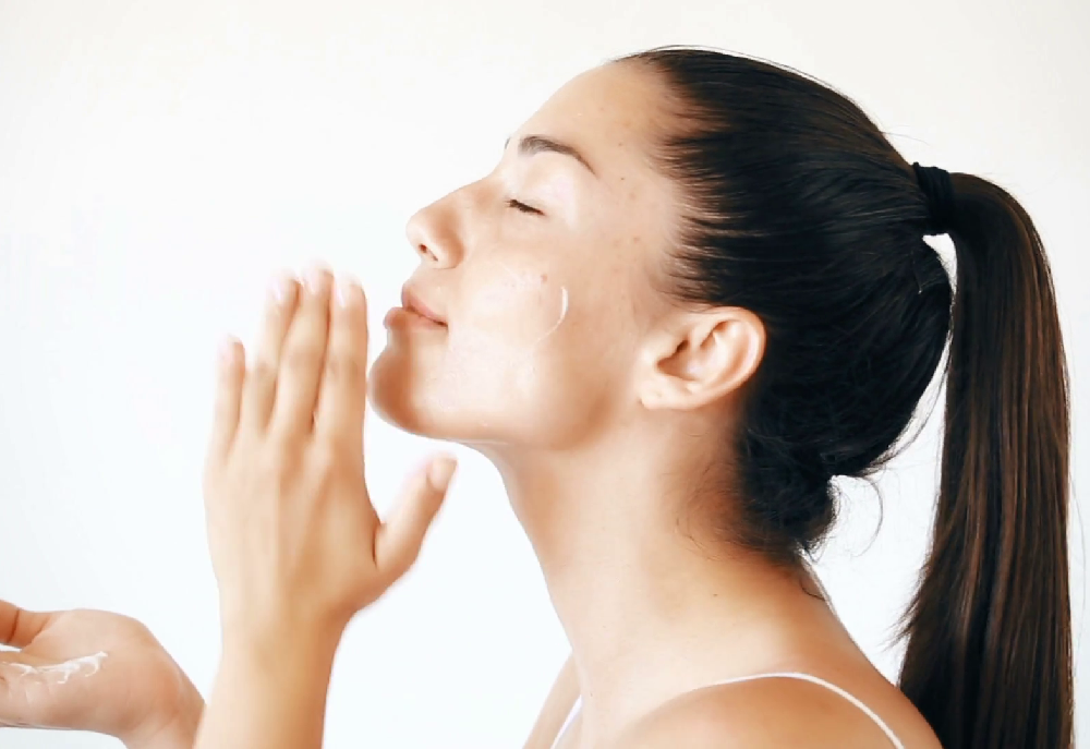 خطأ نرتكبه جميعاً عند تطبيق كريم العناية ويسبب ظهور التجاعيد