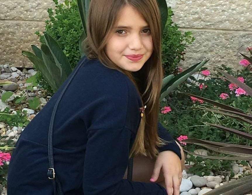 فيديو مؤلم – لبنانية تبكي على قبر ابنتها من خلف سياج بعد منعها من رؤيتها