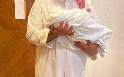 فنان خليجي يرزق بطفلة وهذا الاسم الذي اختاره لها