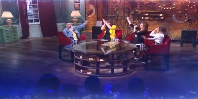 بالفيديو - هجوم وسخرية من مذيعة مصرية بسبب حركاتها في الاستديو